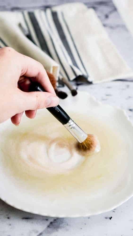 cleaning makeup brushes with diy makeup cleaner