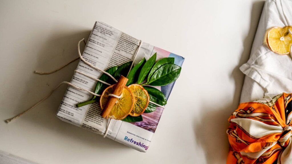 gift wrapping: sustainable, and eco - dried oranges and cinnamon sticks