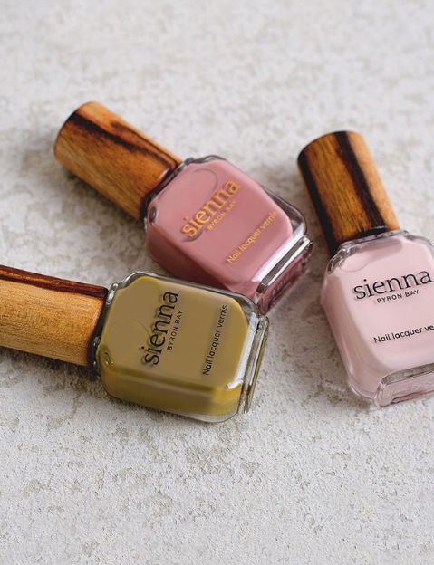 Sienna: 10 Vegan + Eco Friendly Nail Polish Brands For a Sustainable Manicure